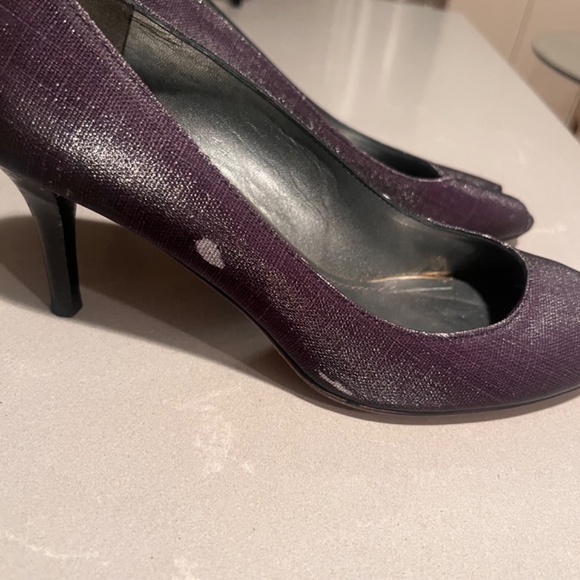 STUART WEITZMAN Purple Fabric Peep Toe Pump w/ Gold Detail: Sz 7 - Picture 2 of 8